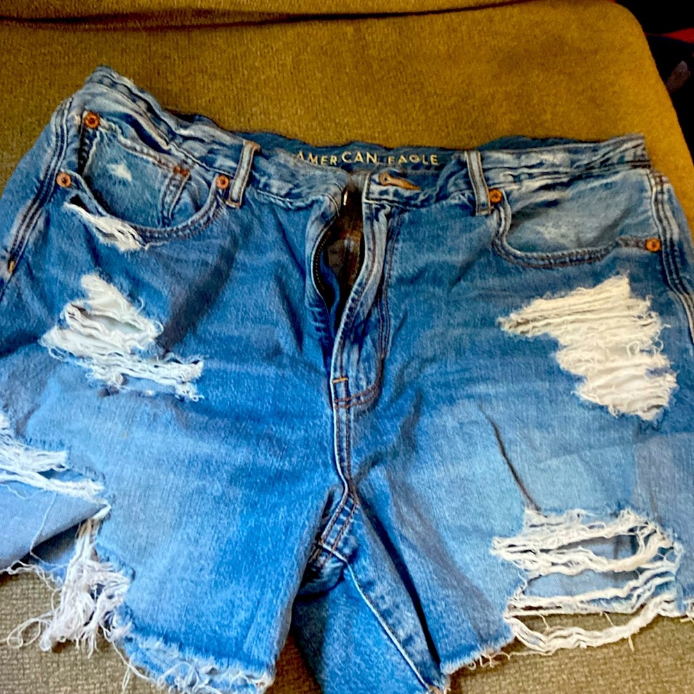 Size 14 American Eagle shorts. 90’s boyfriend short